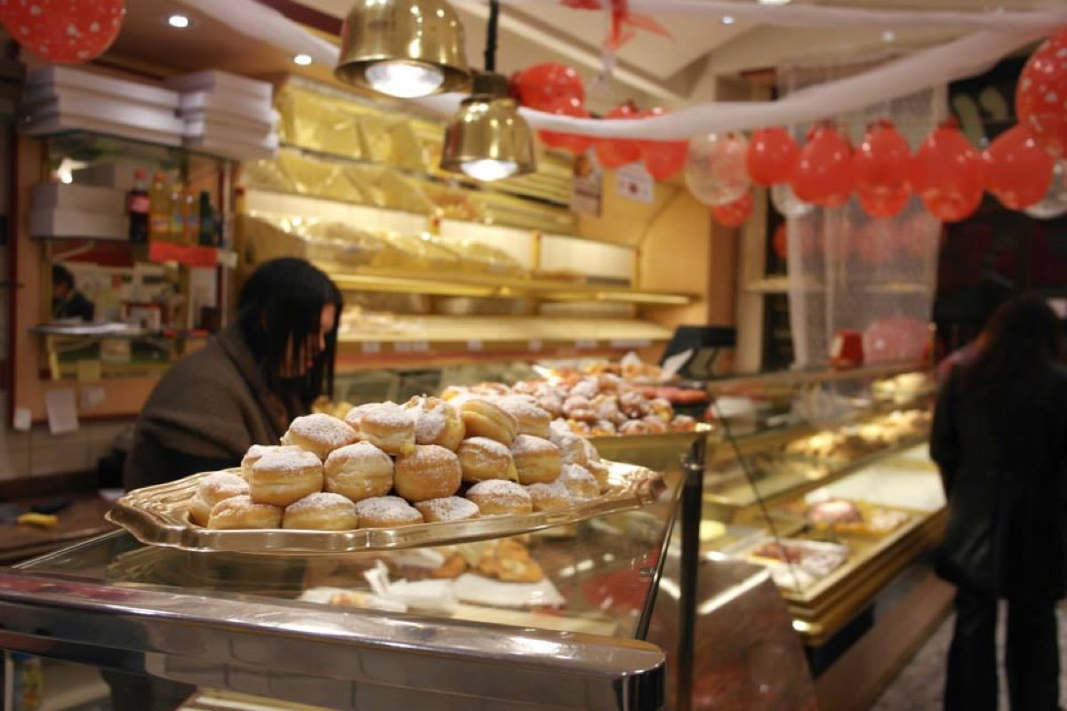 Vassoio di bomboloni appena fatti
